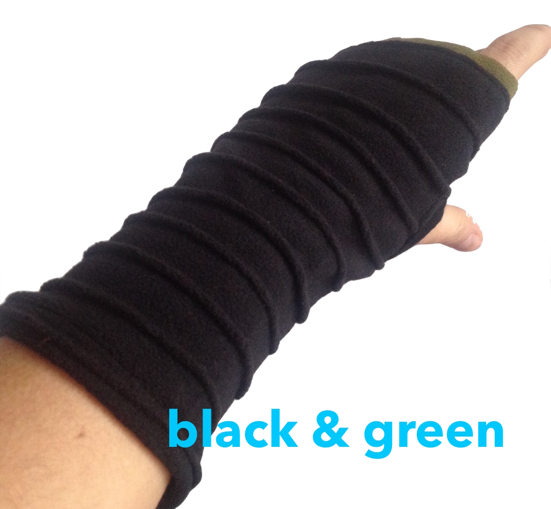 Fleece wrist warmers with thumb hole Gekko Bohotique